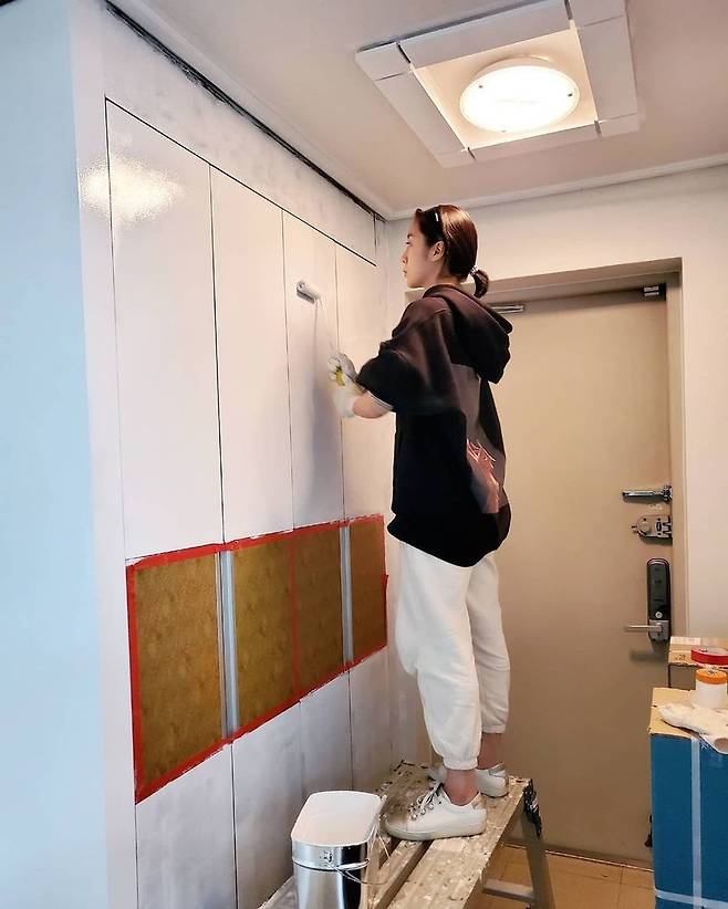 Hyelim, a former group Wonder Girls, unveiled the preparations for the Honeymoon home director.On February 22, Hyelim posted several photos on his personal instagram with an article entitled Self-painting!!!! And this is not really erased when you ask it.Hyelim in the picture paints Honeymoon home Bathroom cabinet.Hyelim, who is dressed in a black hoodie, is meticulously painting a Bathroom cabinet.Hyelim added, If you erase it with honey tip shampoo, it will be erased well. It is essential to wear gloves.Hyelim, who made her entertainment debut as Wonder Girls in 2010, married Taekwondo player Shin Min-chul in July last year.