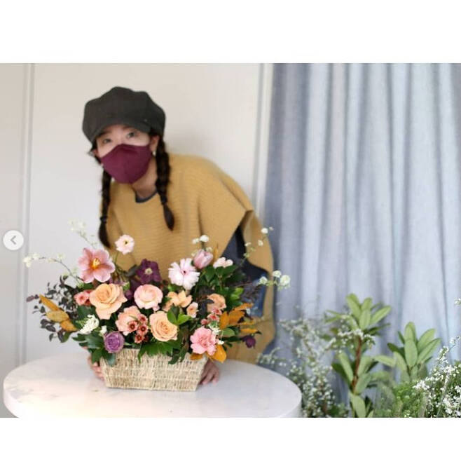 Actor So Yoo-jin shares routineSo Yoo-jin posted a photo on his personal Instagram account on February 22 with the caption: Spring. vintage. Flower arrangements.So Yoo-jin in the photo leaves a commemorative photo in front of his Basket of Flowers, with colorful flowers making spring feel real.Especially Sooo-jin boasts a girl-like charm with cute sheep hair.In another photo, the appearance of flowers is a little better.So Yoo-jin, who is holding a Basket of Flowers and leaving a certified photo, attracts Eye-catching.The netizens who watched this responded I feel like a girl as I go and I have a lot of talents.So Yoo-jin, meanwhile, has three children under the age of cooking research: Baek Jong-won and marriage.