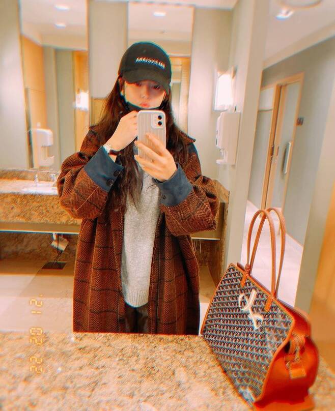 Actor Go Ah-ra flaunted her beautiful beauty by encouraging her to wear MaskOn February 22, Go Ah-ra posted a picture on his Instagram with an article entitled # #Mask # Monday # Healthy # # # Be strong.Go Ah-ra in the photo boasted doll-like eyes through a close-up selfie.Go Ah-ra revealed how she covered her mouth with her hands while wearing Mask, making her feel the size of her small face.On the other hand, Go Ah-ra debuted in 2003 with KBS drama Growth Drama Rounding # 1.Go Ah-ra appeared on KBS 2TV Dodo Solar Solsol which ended in November 2020 and played the role of Gurara.Go Ah-ra attended the 41st Blue Dragon Film Awards on February 9.
