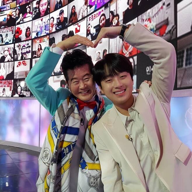 Singer Tae Jin-ahhhhh shared a heart shot with Lee Chan-won.On February 22, Tae Jin-ahhhh uploaded a picture with the phrase I love you Lee Chan-won  on his instagram.In the photo, Tae Jin-ahhhhh is playing hearts with Lee Chan-won on the set. The two are warm-hearted with their extraordinary senior chemistry.Tae Jin-ahhhh encouraged the shooter to say, Please watch a lot of Mistrot 2 finals.The netizens who saw this responded such as Thank you for being beautiful, and I support you.