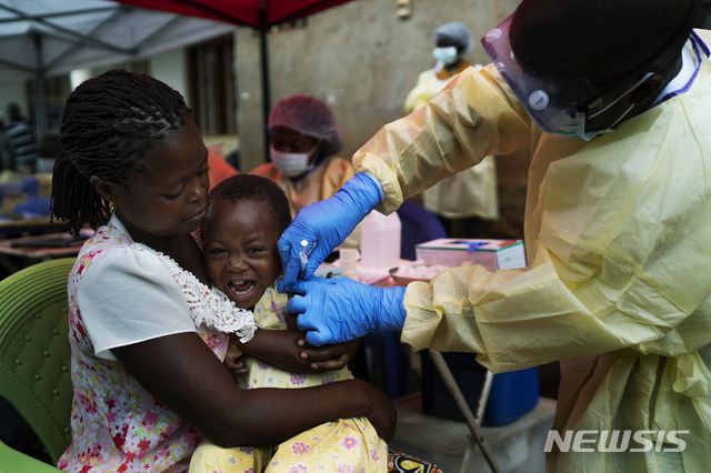 [AP/뉴시스] 2019년 7월 자료사진으로 콩고 동부의 베니에서 한 어린이가 에볼라 백신 주사를 맞고 있다.
