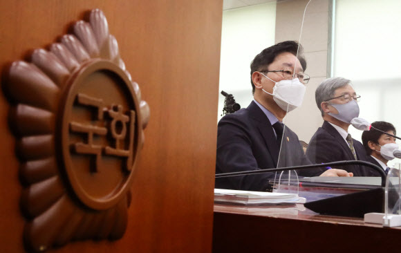 박범계 법무부 장관이 22일 오전 서울 여의도 국회에서 열린 법제사법위원회 전체회의에서 의원들의 질문에 답변하고 있다. 뉴스1