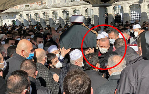 코로나19로 사망한 터키 이슬람학자 장례식에 조문객 수백 명이 몰렸다. 마스크는 착용했으나 거리두기는 실종된 모습이었다. 조문객 사이로는 레제프 타이이프 에르도안 터키 대통령도 눈에 띄었다./사진=예니샤파크