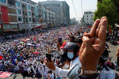만달레이에서 열린 총파업에 참여한 쿠데타 규탄 시위대. 2021.2.22 [로이터=연합뉴스. 재판매 및 DB 금지]