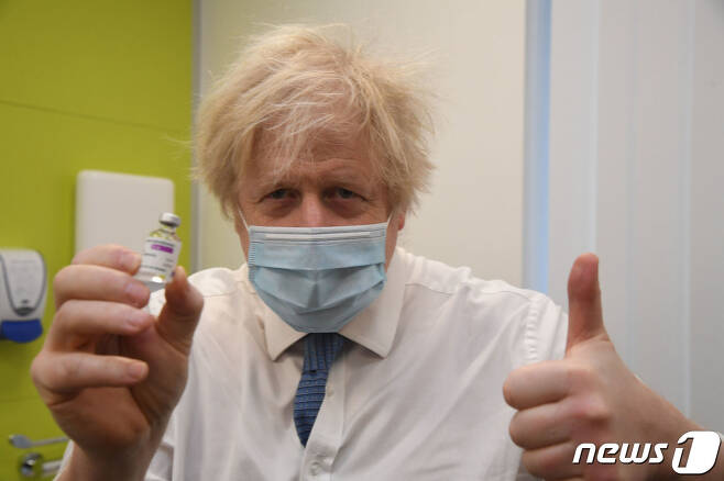 보리스 존슨 영국 총리가 15일(현지시간) 런던 동부 오핑턴의 코로나19 백신 접종센터를 방문해 아스트라제네카-옥스퍼드 백신을 들고 엄지를 치켜세우고 있다. © AFP=뉴스1 © News1 우동명 기자