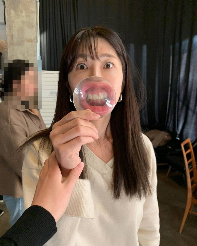 Actor Jung Hye-sung reveals shocking close proximity SelfieOn the 23rd, Jung Hye-sung posted several photos with his article Spring 2019 Picture Shooting Site Ikninori through his Instagram.In the public photos, there is a picture of Jung Hye-sung, who is taking his mouth close-up using a magnifying glass.Especially, it is a humiliating photo, but it boasts beauty and attracts attention.On the other hand, Jung Hye-sung will appear on SBS drama Chosun Gummasa which will be broadcasted first in March.