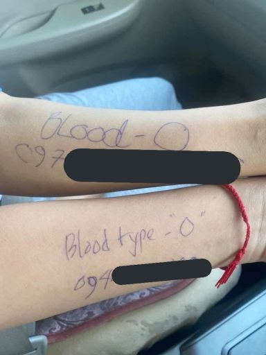 쿠테타 반대 시위에 참석한 한 미얀마 시민이 자신이 팔에 혈액형과 연락처를 적은 모습을 공개했다. 사진출처=트위터