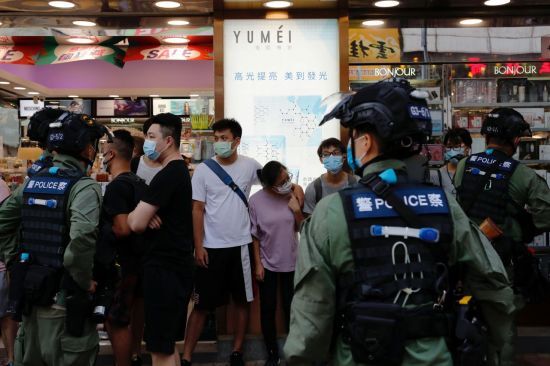 지난해 9월 홍콩 경찰이 코로나19 사태를 구실로 입법회 선거를 연기한 데 항의하는 시위대를 검문, 검색하고 있다. [이미지출처=로이터연합뉴스]