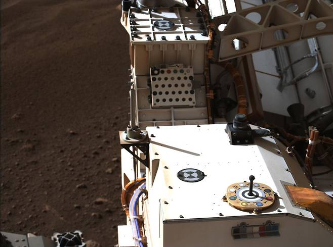 미국 화성 탐사 로버 퍼서비어런스가 화성 착륙 직후 항법용 마스트를 세우고 주 과학 카메라 마스트제트를 작동하는 모습./NASA