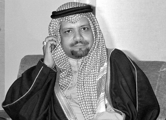 1976년 12월14일 아흐메드 자키 야마니 사우디아라비아 석유장관이 카타르 도하에서 열린 기자회견 중 기자의 질문을 듣고 있다.뉴시스