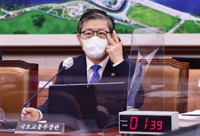 변창흠 국토교통부 장관이 22일 서울 국회 본관에서 열린 국토교통위원회 업무보고 중 눈가를 만지고 있다. 오대근 기자