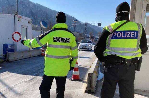 독일 키페르스펠덴의 국경 검문소에서 지난 12일(현지시간) 경찰관들이 오스트리아 티롤 지역에서 들어오는 차량들을 통제하며 신종코로나바이러스감염증(코로나19)검사 음성 증명서 제시를 요구하고 있다. /사진=로이터