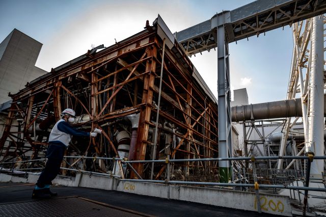 일본 도쿄전력 직원이 21일 후쿠시마현의 제1 원전의 원자로 격납용기 옆에서 방사능 농도를 측정하고 있다. 지난 13일 밤 후쿠시마현 앞바다에서 발생한 규모 7.3의 강진으로 이 원전의 일부 원자로 격납용기에 균열 등 추가 손상이 발생했음을 시사하는 정황이 나타났다. AFP연합
