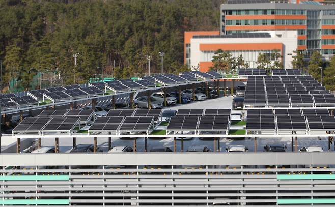 본사 내 증축한 주차장 옥상에 설치한 70kW 규모의 태양광 발전설비 모습 [사진 = 한국동서발전]