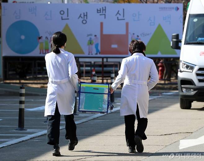 지난 9일 서울 중구 국립중앙의료원 중앙예방접종센터에서 진행된 코로나19 백신 접종 모의훈련에서 의료진들이 이송가방에 담긴 백신을 접종실로 운반하고 있다. /사진=이기범 기자