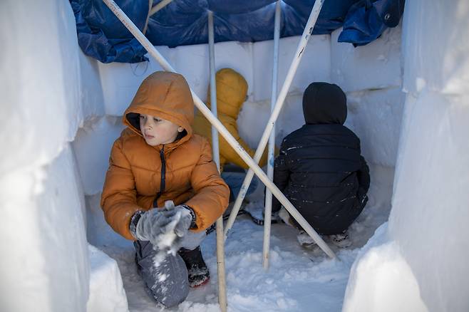 지난주 미 텍사스주 일대를 급습한 한파에 정전사태가 엎친 데 덮친 격으로 이어지자 어린이들이 얼음집 ‘이글루’에서 쉬고 있다.[AP]