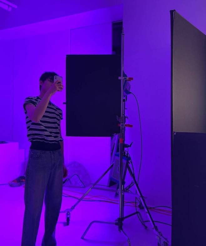 Actor Hwang In-yeop has been in the spotlight with colorful beautiful looks.Hwang In-yeop posted several photos on his Instagram account on February 23 with Number 1 (Lavender Mist) heart emojis.The photo shows Hwang In-yeop, who is taking a picture in a studio with purple Lighting.Roughly down bangs and striped T-shirt chain accessories create a cold atmosphere.From afar, it was a spectacular glee and trendy beautiful look that thrilled fans.Meanwhile, Hwang In-yeop appeared on TVN Goddess Gangrim which recently ended.