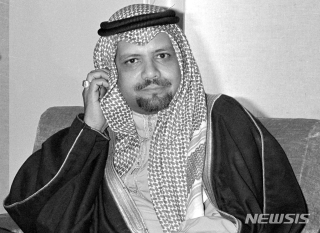 [도하(카타르)=AP/뉴시스]1976년 12월14일 아흐메드 자키 야마니 사우디아라비아 석유장관(당시)이 카타르 도하에서 열린 기자회견 중 기자의 질문을 듣고 있다. 사우디아라비아의 석유 자산 국유화를 단행하고 1973년 중동전쟁 때 석유 무기화를 통해 1차 석유 파동을 일으켰으며, 한때 암살자 카를로스 더 자칼에게 인질로 잡히기도 했던 아흐메드 자키 야마니 전 사우디아라비아 석유장관이 20일(현지시간) 런던에서 사망했다. 2021.2.23