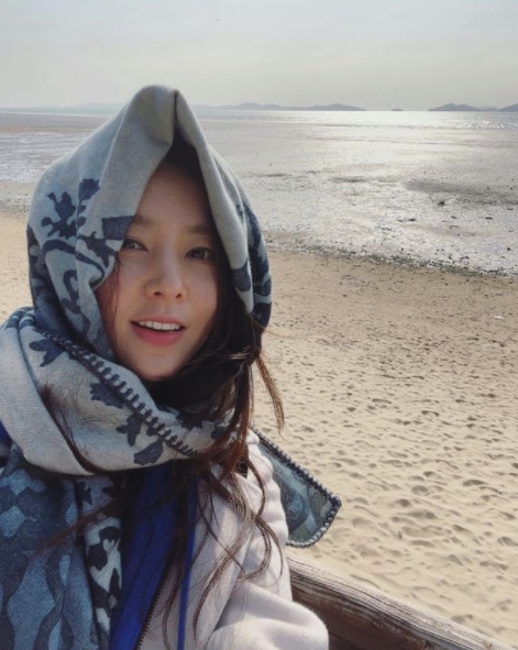 Actor Han Chae-ah has revealed his relaxed routine.Han Chae-ah posted a picture on his Instagram page on Sunday with emoticons.Han Chae-ah in the public photo is impressive with a relaxed smile as he finds Sea in Incheon.Han Chae-ah is wearing a blanket on his face and head to prevent the sea breeze and cold, and boasts beautiful beauty no matter what visuals he does.Meanwhile, Han Chae-ah married Cha Se-jji, son of former football coach Cha Bum-geun, and has a daughter.han chae-ah SNS