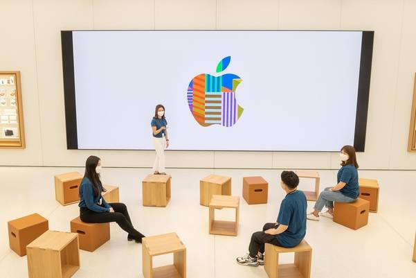 애플 여의도 스토어 매장에서 직원들이 교육 세션을 준비 중인 모습. /애플코리아 제공