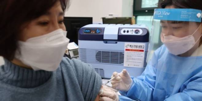 서울 중랑구보건소에서 보건소 관계자들과 구청 직원들이 백신 접종 사전 훈련을 하고 있다. 중랑구는 오는 26일 신종 코로나바이러스 감염증(코로나 19) 백신 접종을 시작한다. 연합뉴스 제공