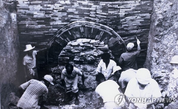 1971년 7월 무령왕릉 발굴 장면. 국립문화재연구소 제공