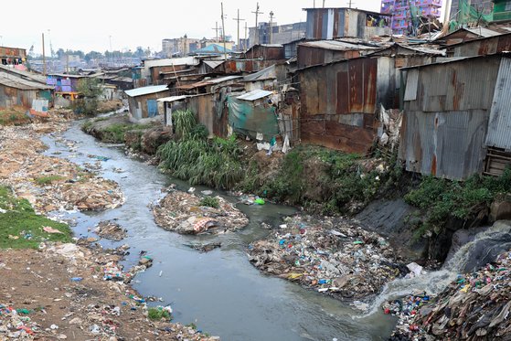 케냐 나이로비의 마타레 빈민가. 강둑에서는 배설물이 직접 나이로비 강으로 배출되는 모습을 볼 수 있다. EPA=연합뉴스