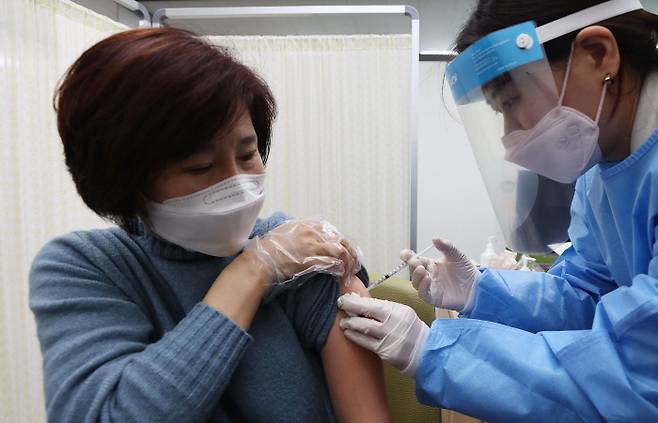 접종 모의훈련 코로나19 백신 첫 접종을 이틀 앞둔 24일 서울 중랑구보건소에서 관계자들이 백신 접종 모의훈련을 하고 있다. 연합뉴스