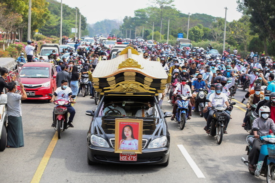 미얀마 양곤에서 군부 쿠데타 항의 시위 중 경찰의 실탄에 머리를 맞은 먀 트웨 트웨 킨(20)이 지난 19일 사망하면서 추모 물결이 일었다. 사진은 지난 21일 치러진 킨의 추모식 모습. /사진=로이터
