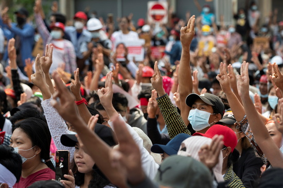 미얀마 시민들은 독재 저항의 의미로 세 손가락 시위를 이어가고 있다. 사진은 지난 18일 미얀마 양곤에서 열린 군사 쿠데타 반대 시위에서 시위대가 세 손가락 경례를 하고 있는 모습. /사진=로이터