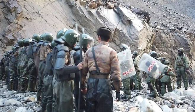 지난해 6월 중국군과 인도군의 대치 장면