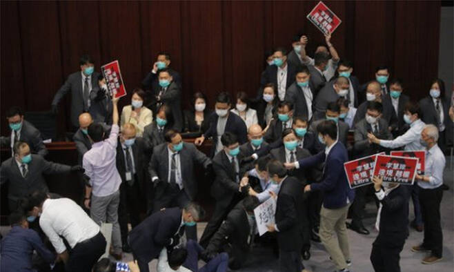 지난 2020년 5월 8일 중국 국가(國歌)를 모욕하는 것을 불법으로 규정하는 법안을 논의하던 홍콩 입법회 내무위원회 회의 도중 친민주파 의원들과 친중파 의원 및 경비직원들 사이에 몸싸움이 벌어지고 있다. 홍콩=AP뉴시스