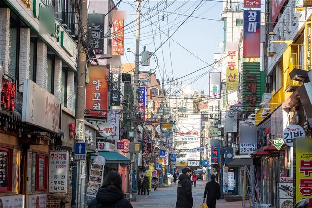 신종 코로나바이러스 감염증(코로나19) 예방을 위한 수도권 사회적 거리두기 2.5단계가 이어지고 있는 2일 서울 신촌 거리가 한산하다. 2021.2.2 뉴스1