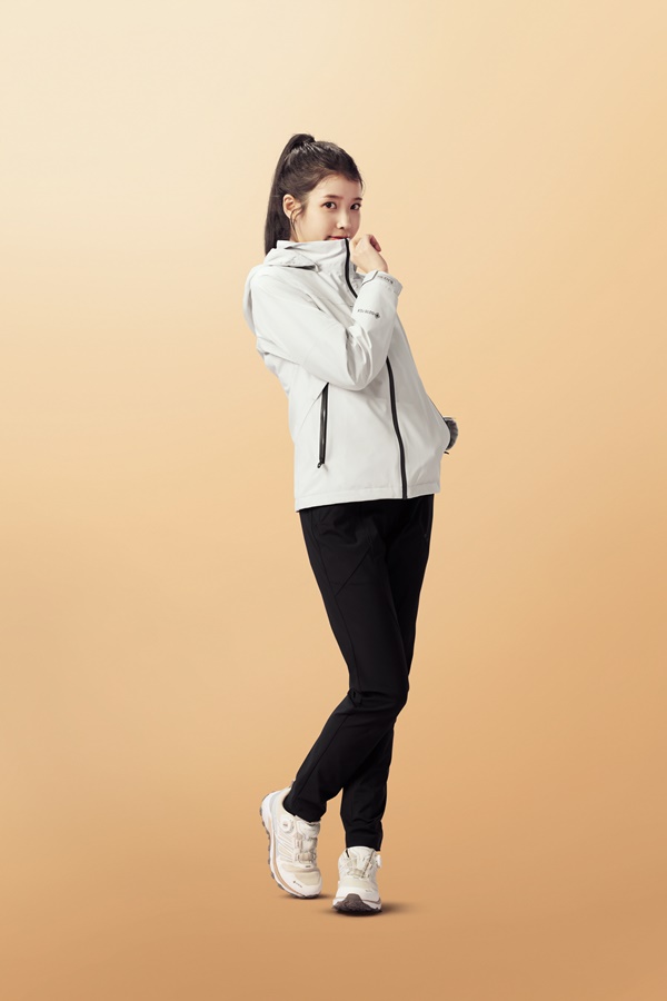 A Outdoor Research pictorial from Singer IU has been released.The global Outdoor Research brand BLACKYAK recently unveiled a 21SS season picture with IU.IU in the picture showed a variety of Mountain styling by adding its own clear and lively image.The IU showed the essence of the stylish Sanlin look of the MZ generation by utilizing his own personality with leggings, hiking boots, and ankles with colorful windbreak jackets and shorts integrated from the bright yellow Illuminating to the neon Greene, which Panton chose as the color of the year.Photos/Providing BLACKYAK