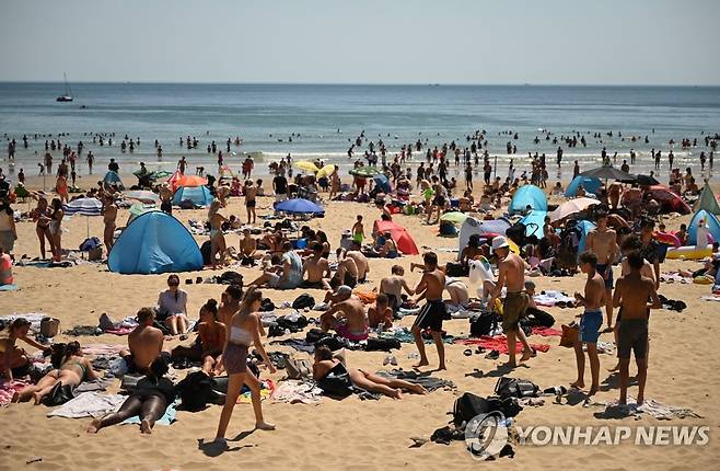 '코로나19 완화' 해변에서 여유 즐기는 영국 시민들 [EPA=연합뉴스 자료사진]