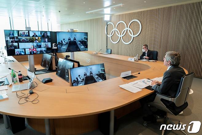 토마스 바흥 IOC 위원장이 2021년 2월24일 스위스 로잔에서 열린 IOC 집행위원회를 진행하고 있다. © 로이터=뉴스1 © News1 원태성 기자