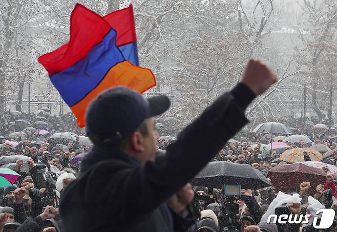 니콜 파쉬냔 아르메니아 총리는 지난해 아제르바이잔과의 휴전 협정에서 분쟁 지역 나고르노-카라바흐를 넘겨준 데 대해 퇴진 압력을 받고 있다. 사진은 2021년 2월 20일 수도 예레반에서 야권을 지지하는 시민들이 총리 퇴진 시위를 벌이는 모습. © 로이터=뉴스1