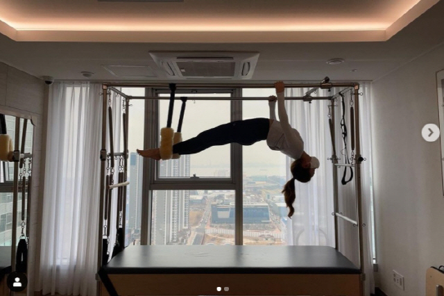 Broadcaster Hyun Young reveals the routine of ExerciseOn the 25th, Hyun Young posted a picture on his Instagram with an article entitled Start Pilates for My Vertebrate.In the open photo, Hyun Young is taking a hard-hit seat at the Pilates Center overlooking the Songdo area inhabited.The 172cm tall tall and slender body without any fuss already catches the eye.Meanwhile, Hyun Young married a 4-year-old financial worker in 2012 and has one male and one female.