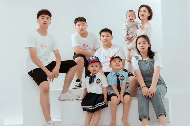 장룽룽(오른쪽 위)과 그의 자녀 7명. /더우인