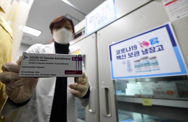 국내 첫 코로나19 백신 접종을 하루 앞둔 25일 서울 송파구 보건소에서 의료진이 아스트라제네카 백신을 들어보이고 있다. 고영권 기자