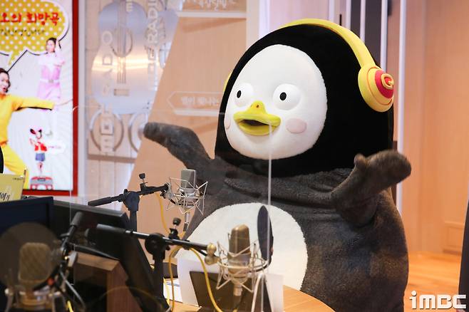 Pengsoo appeared on MBC FM4U Noon Hope Song Kim Shin-Young on the 25th as a special MC.Pengsoo to study the script hardmanagerTell him to go to Pengsoo today.Okay, lets go!Penha!with Lee Ji-hye, who appeared in the special filmAre you watching BTS seniors? (BTS Shanti Dynamite )Pengsoo dancing Shanti Dynamite on BTSa fatally cute sideMBC acceptance completeThe Noon Hope Song Kim Shin-Young is broadcast every day from 12:00 p.m. to 2:00 p.m. on MBC FM4U (91.9 MHz in the metropolitan area), and can be heard through PC and smartphone applications mini.iMBC Photo