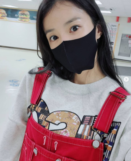 Actor Lee Si-young reveals everyday life like College studentsOn the 25th, Lee Si-young posted two photos without any comment through personal Instagram.In the photo, Lee Si-young co-ordinated red suspenders and a grey one-man T-shirt, with transparent skin seen between masks adding to the cuteness.The netizens who watched the photos responded Is not it too cute? And It is too cute to exceed the limit of cuteness.Meanwhile, Lee Si-young married Cho Seung-hyun, a restaurant businessman in 2017, and gave birth to Son Cho-yoon in 2018.Lee Si-young Instagram