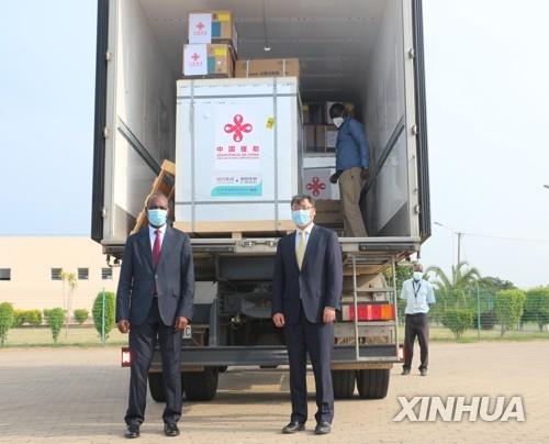 마푸투공항에 도착한 중국 백신앞에 선 로사리우(좌) 모잠비크 총리와 왕허쥔 대사 [신화=연합뉴스]