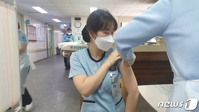 진주중앙요양병원 문가빈 간호사가 26일 오전 병원에서 코로나19 백신 접종을 받았다. © 뉴스1