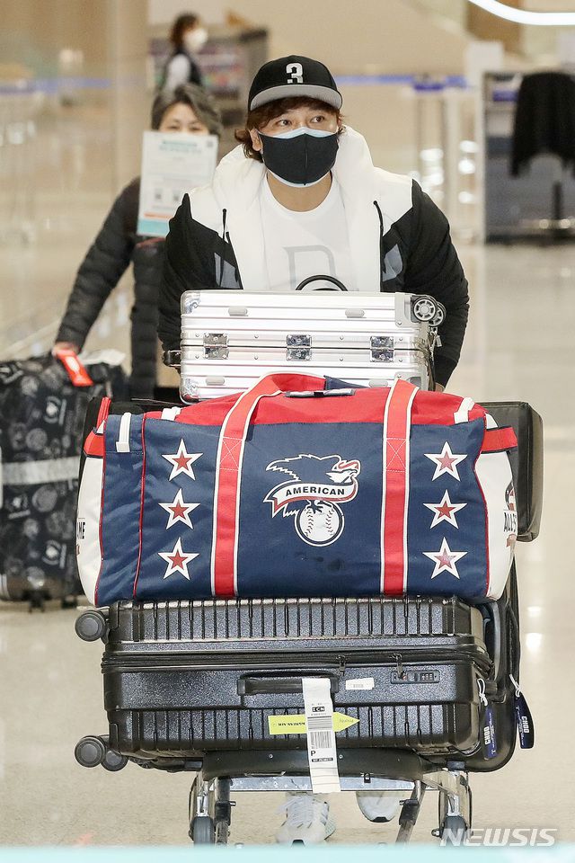 25일 인천공항을 통해 입국하는 추신수. 2018년 아메리칸리그 올스타에 뽑혔던 그는 아메리칸리그 로고와 올스타를 상징하는 별이 박힌 가방을 들고 왔다.  / 뉴시스