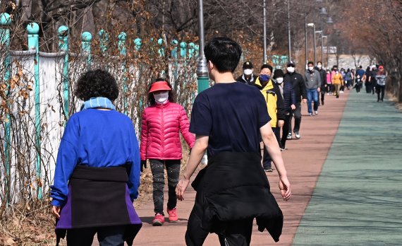 수도권 지역 낮 최고기온이 17도 까지 올랐던 지난 21일 오후 경기도 수원시 팔달구 서호공원에서 시민들이 가벼운 옷차림으로 산책하고 있다. /사진=뉴시스