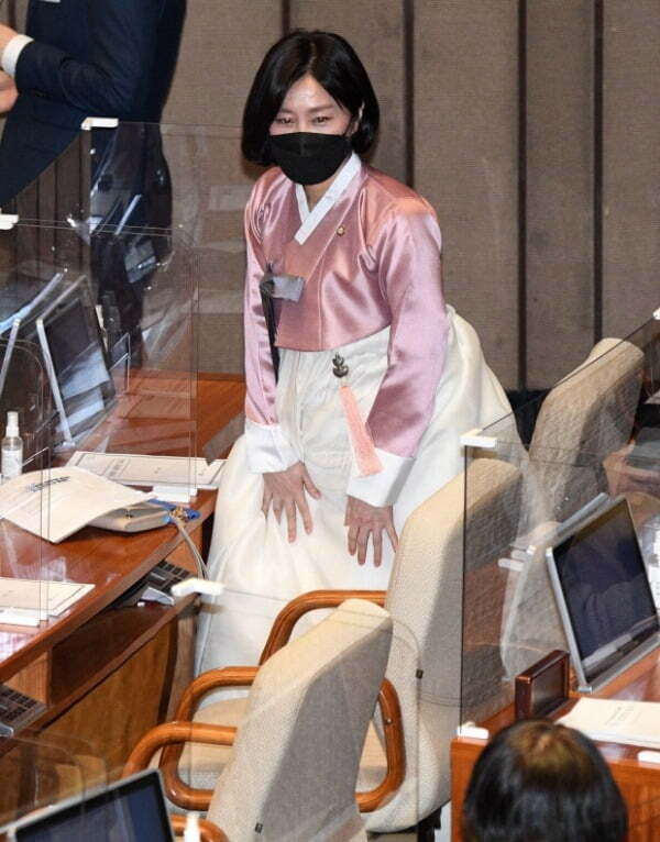 허은아 국민의힘 의원이 26일 오후 서울 여의도 국회에서 열린 본회의에 한복을 입고 참석해 동료 의원들의 환호를 받고 있다. /사진=뉴스1