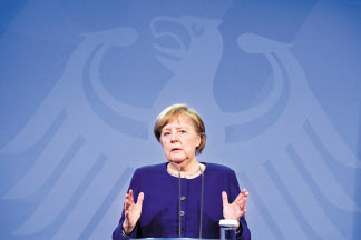 앙겔라 메르켈 독일 총리가 25일(현지시간) 개최된 EU 회원국 정상들의 화상 회의 뒤 베를린에서 열린 기자회견에서 “디지털 코로나19 백신 접종 증명서가 아마도 여름 전에는 사용 가능할 것”이라 고 말하고 있다. [로이터]