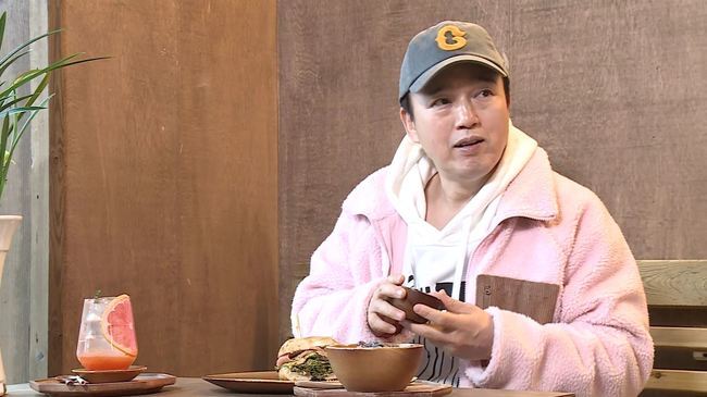 Actor Kim Kwang-kyu will go on hotball Pilgrimage to become hot people.MBCs I Live Alone (planned by Ahn Soo-young / director Huh Hang Kim Ji-woo), which will be broadcast on February 26, will reveal Kim Kwang-kyus full-blown Hot Explorer, which dreams of Hot People.Kim Kwang-kyu, who visited the Yogurtland store with Hot, takes his place after completing the order.While waiting for food, Kim Kwang-kyu went on a search and reinterpreted Grick Yogurtland to predict a laughing bomb.Kim Kwang-kyu admires the food visuals that are not good for eating, leaving a hot-gomsung shot (?) down to air shots and authentication shots.Kim Kwang-kyu looks at the empty bowl with the food and wonders, What is this?When asked about the use of the bowl approaching the employee, the embarrassed employee and Kim Kwang-kyus embarrassment, which regained Memory in a second, explode and laugh.The curiosity of Kim Kwang-kyu, whose whole Hot Flace is a novelty, continues: The unusable newspaper (?Kim Kwang-kyu, who discovered the Is this what you use?, and shows a strange use of laughter.
