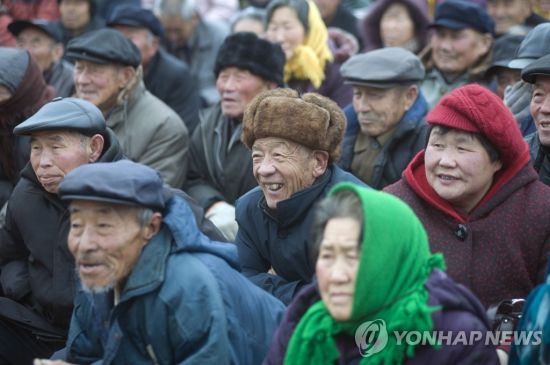 중국 산둥성의 시골 마을에서 노인들이 공연을 지켜보는 모습. /사진 = 연합뉴스